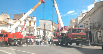 In corso i lavori per la rimozione della fontana “Luce Divina”