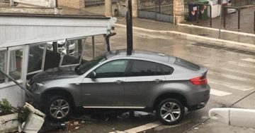 Incidente in viale Aldo Moro: auto contro gazebo di un ristorante